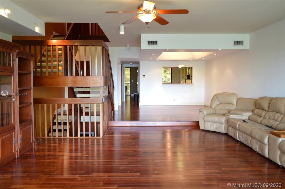 Vendido Recientemente: $849,900 (3 camas, 4 baños, 2801 Pies cuadrados)