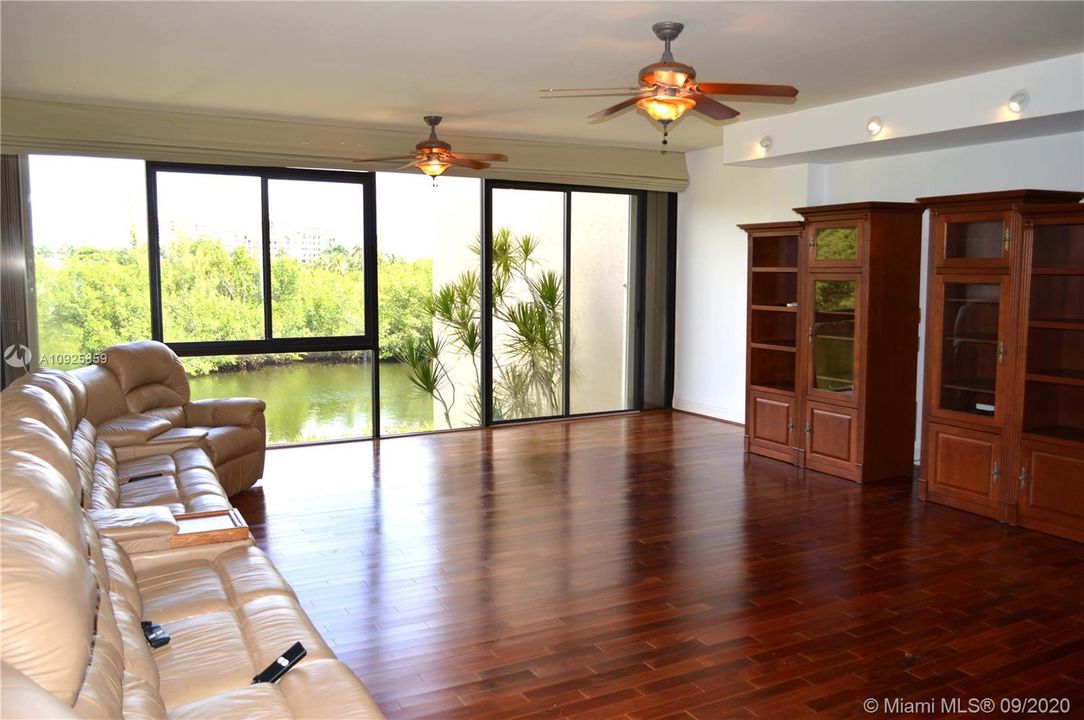 Vendido Recientemente: $849,900 (3 camas, 4 baños, 2801 Pies cuadrados)