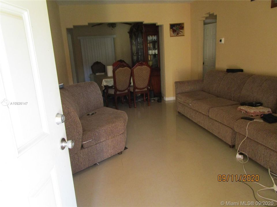 最近售出: $260,000 (3 贝兹, 2 浴室, 1057 平方英尺)