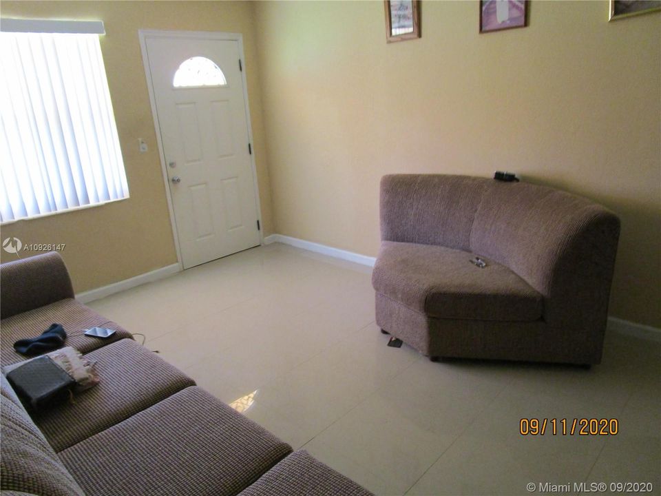 最近售出: $260,000 (3 贝兹, 2 浴室, 1057 平方英尺)