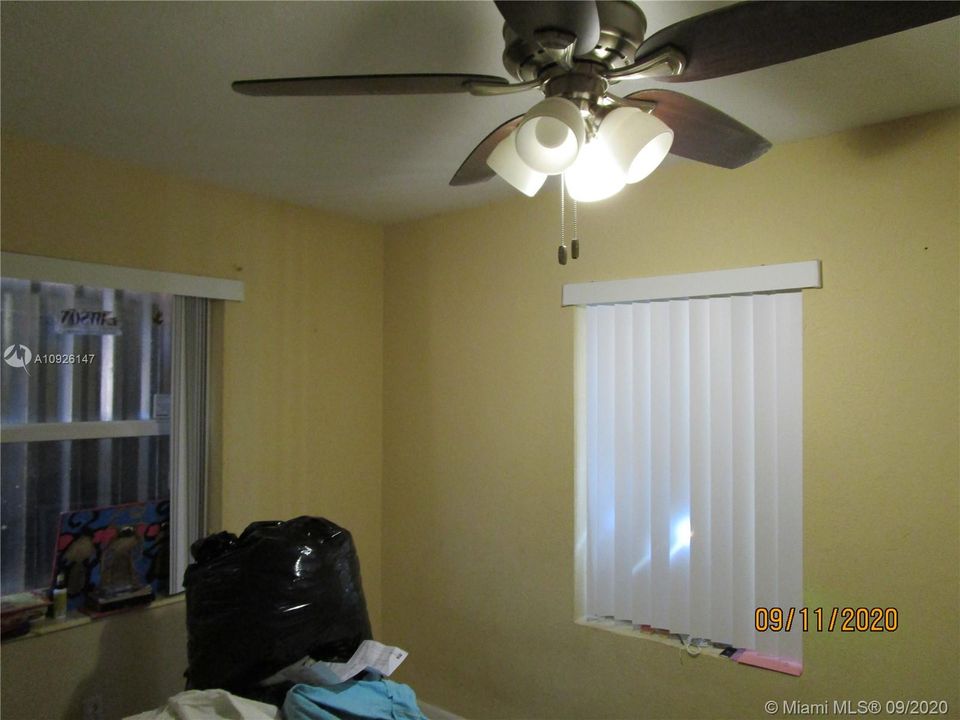 最近售出: $260,000 (3 贝兹, 2 浴室, 1057 平方英尺)