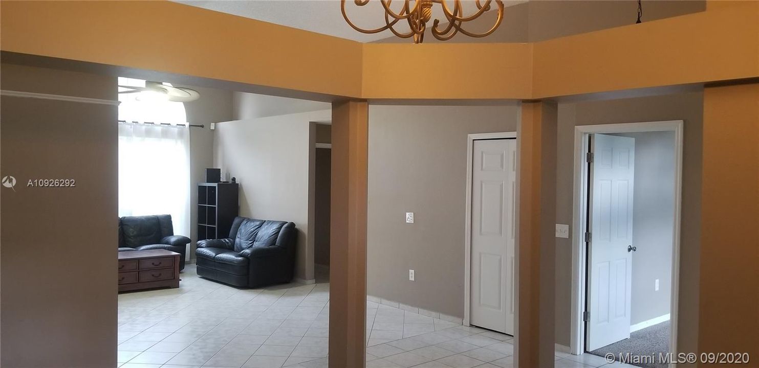 Recently Sold: $287,000 (4 beds, 2 baths, 1998 Square Feet)