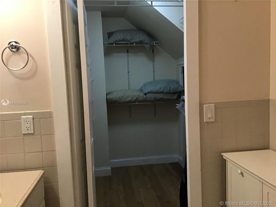 Недавно продано: $269,000 (3 спален, 2 ванн, 1605 Квадратных фут)