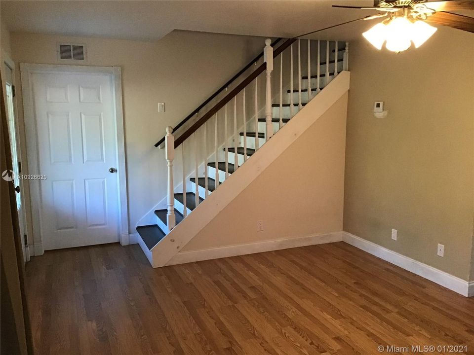 Недавно продано: $269,000 (3 спален, 2 ванн, 1605 Квадратных фут)