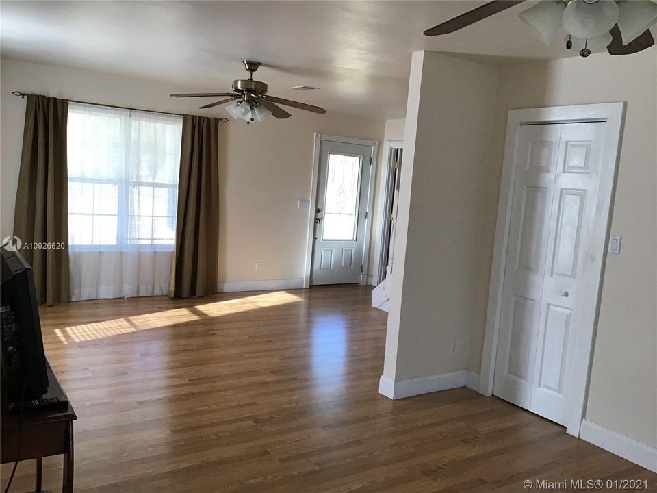 Недавно продано: $269,000 (3 спален, 2 ванн, 1605 Квадратных фут)