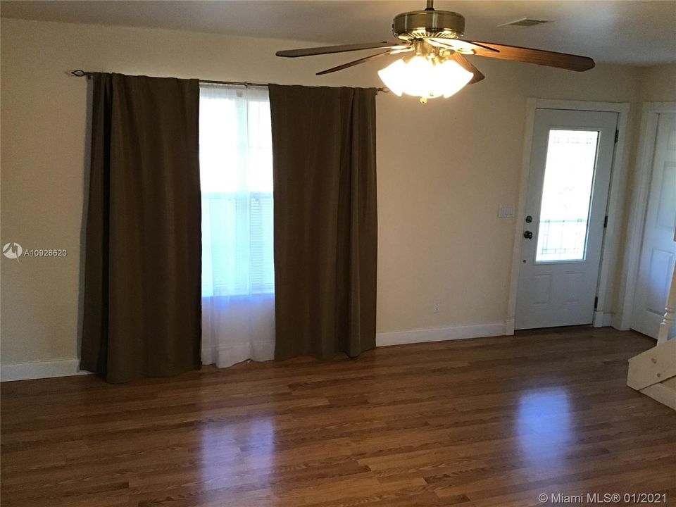 Недавно продано: $269,000 (3 спален, 2 ванн, 1605 Квадратных фут)