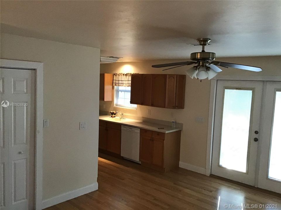 Недавно продано: $269,000 (3 спален, 2 ванн, 1605 Квадратных фут)