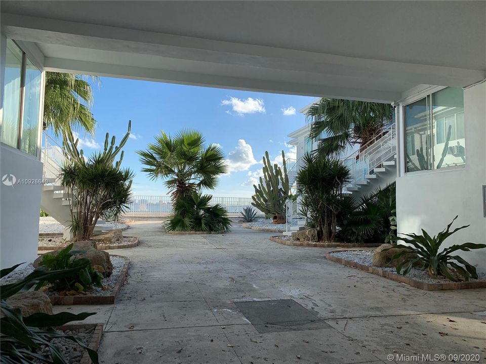 Недавно арендовано: $1,400 (1 спален, 1 ванн, 800 Квадратных фут)