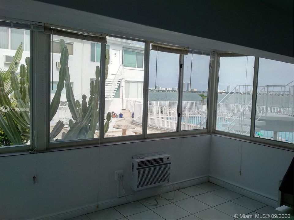 Недавно арендовано: $1,400 (1 спален, 1 ванн, 800 Квадратных фут)