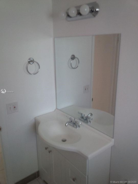 Недавно арендовано: $1,400 (1 спален, 1 ванн, 800 Квадратных фут)