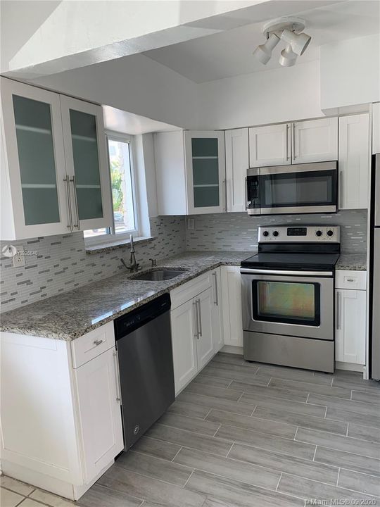 Недавно арендовано: $1,400 (1 спален, 1 ванн, 800 Квадратных фут)