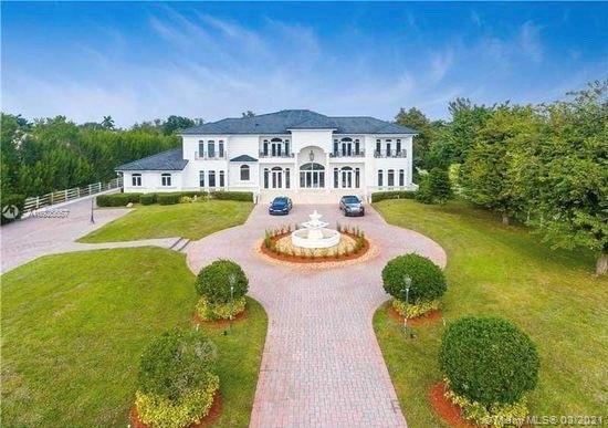 Recently Sold: $3,150,000 (6 beds, 5 baths, 6595 Square Feet)