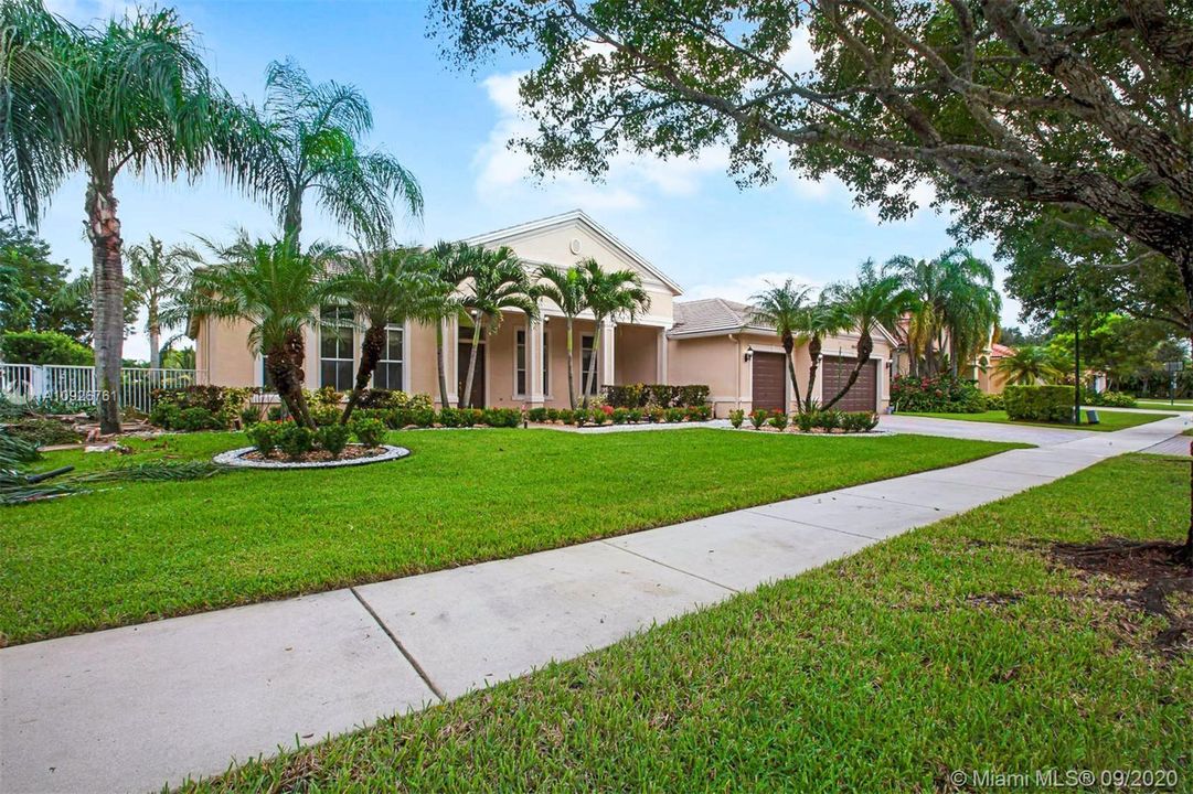 Recently Rented: $5,500 (6 beds, 3 baths, 3664 Square Feet)