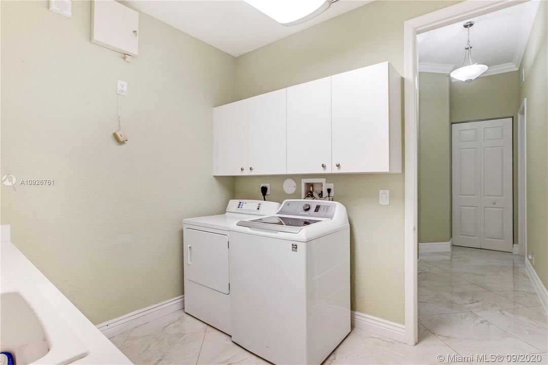 Recently Rented: $5,500 (6 beds, 3 baths, 3664 Square Feet)