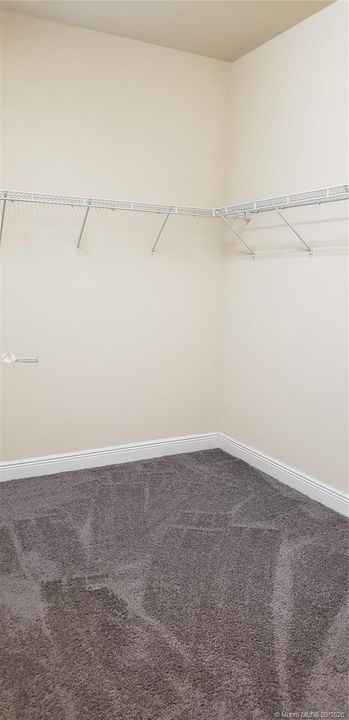 Недавно продано: $550,000 (4 спален, 3 ванн, 2650 Квадратных фут)