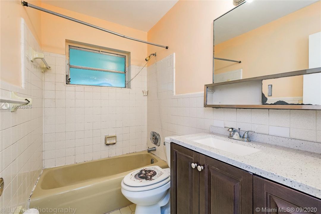 Recently Rented: $1,400 (2 beds, 1 baths, 965 Square Feet)