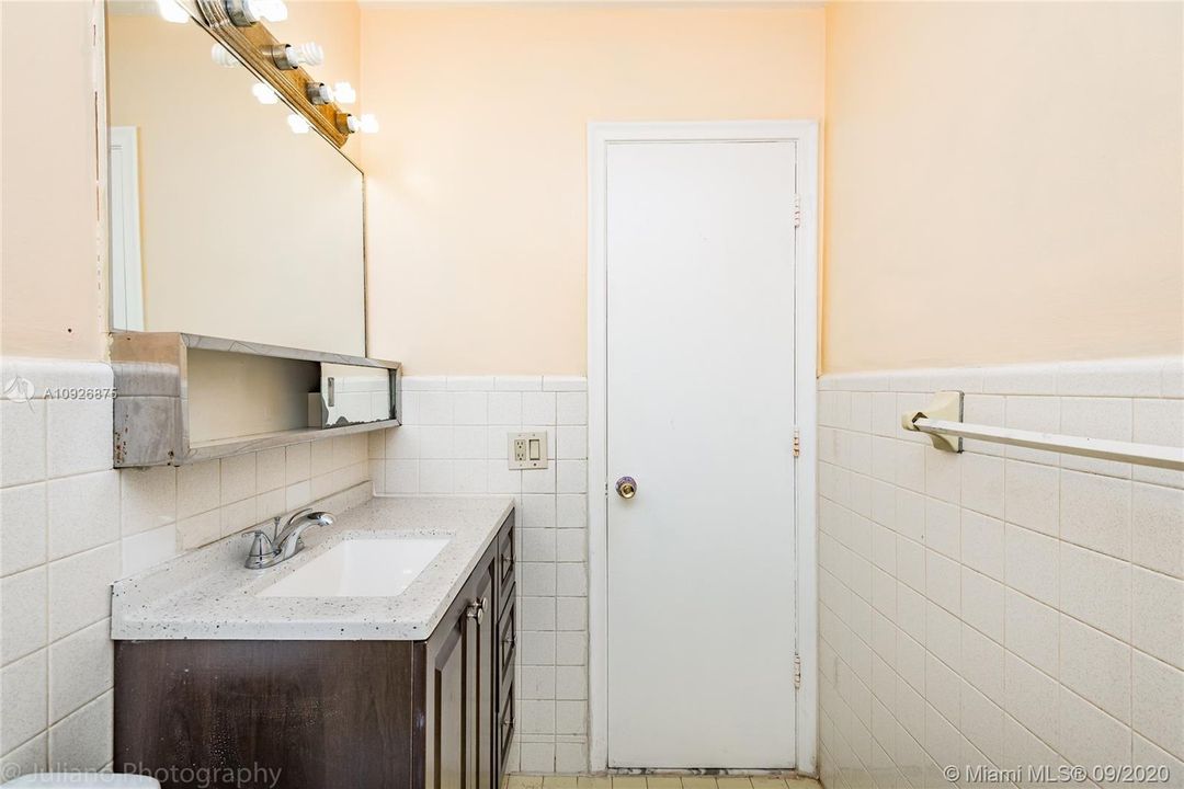 Recently Rented: $1,400 (2 beds, 1 baths, 965 Square Feet)