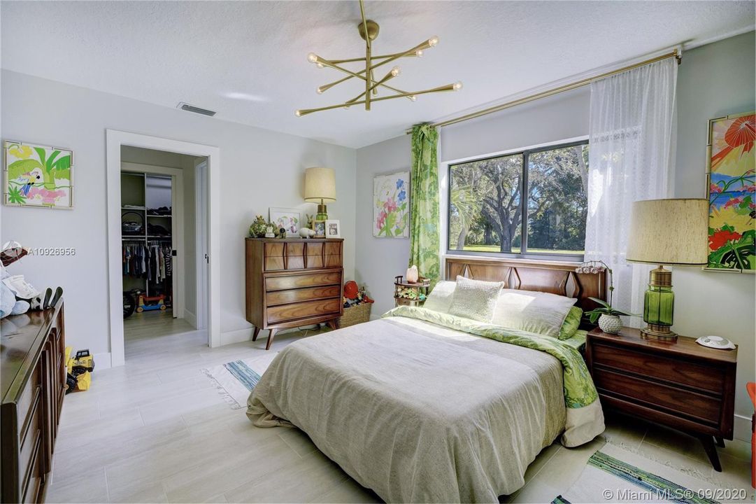 Guest Bedroom 1 (ensuite) w/large walk-in closet