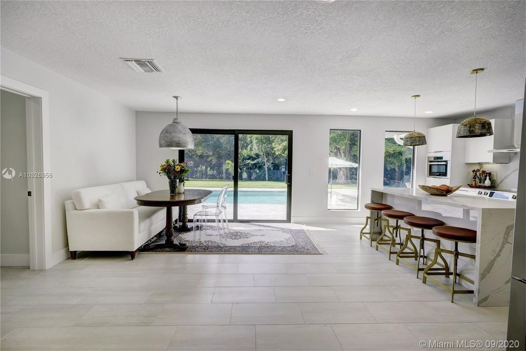 Kitchen & breakfast area