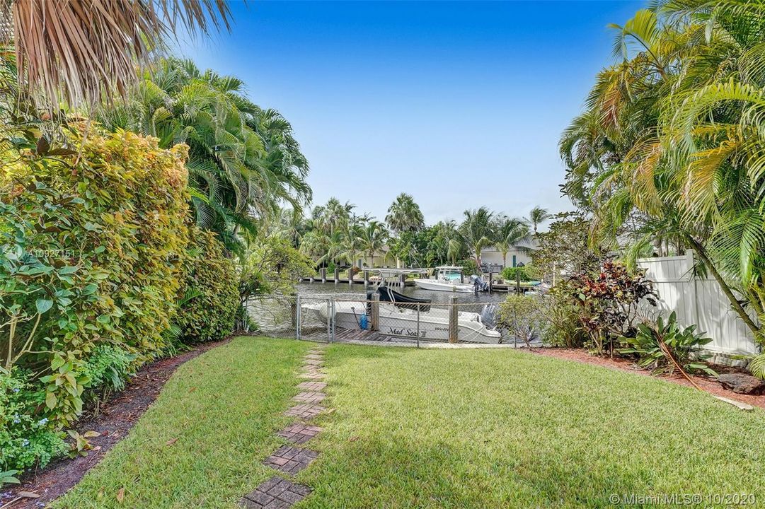 Recently Sold: $800,000 (5 beds, 2 baths, 2482 Square Feet)