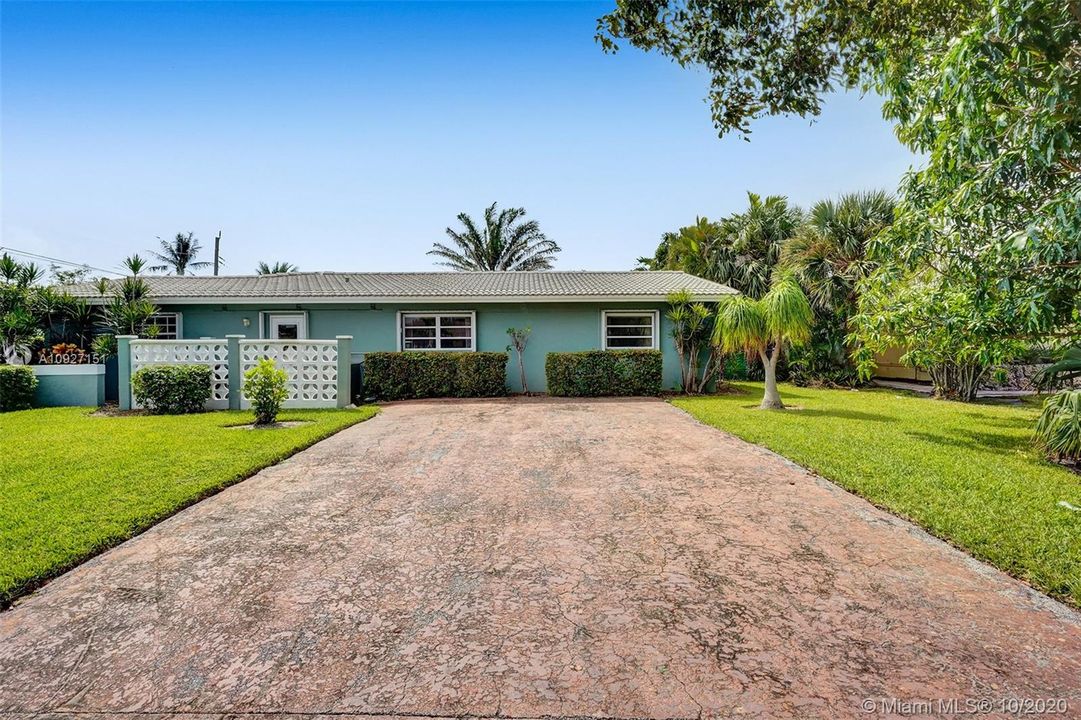 Recently Sold: $800,000 (5 beds, 2 baths, 2482 Square Feet)