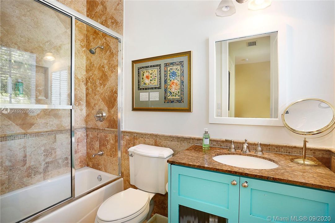 Vendido Recientemente: $2,375,000 (5 camas, 5 baños, 4285 Pies cuadrados)