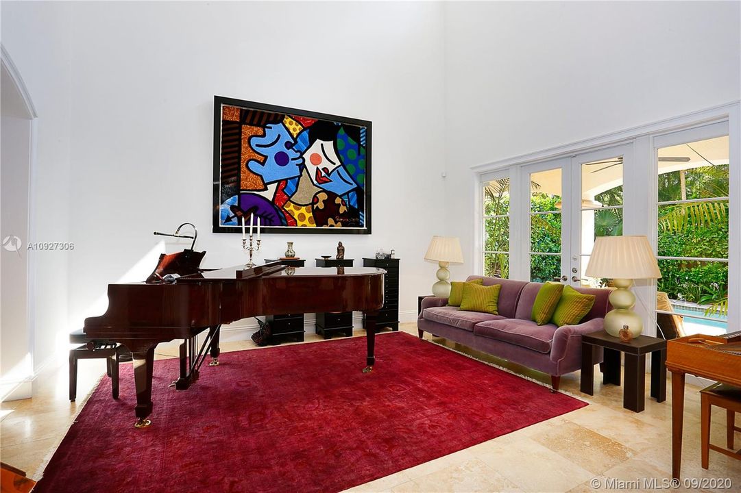 Vendido Recientemente: $2,375,000 (5 camas, 5 baños, 4285 Pies cuadrados)