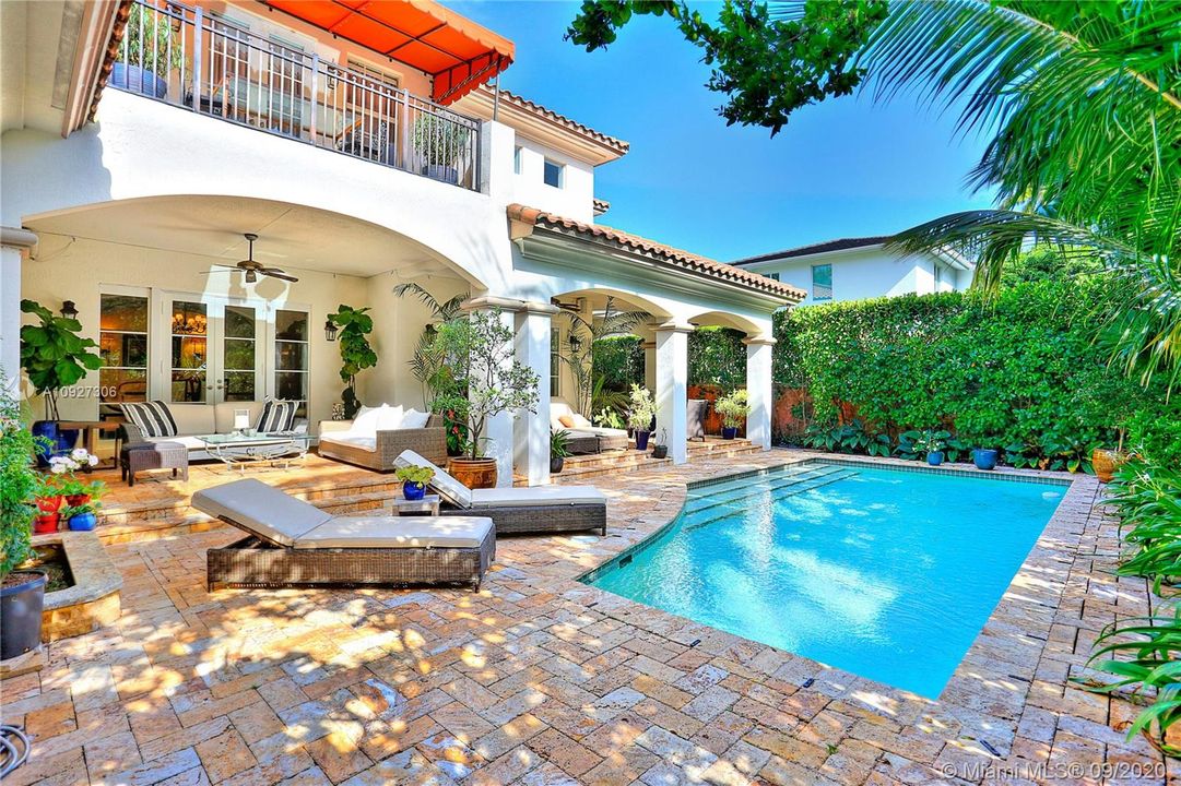 Vendido Recientemente: $2,375,000 (5 camas, 5 baños, 4285 Pies cuadrados)