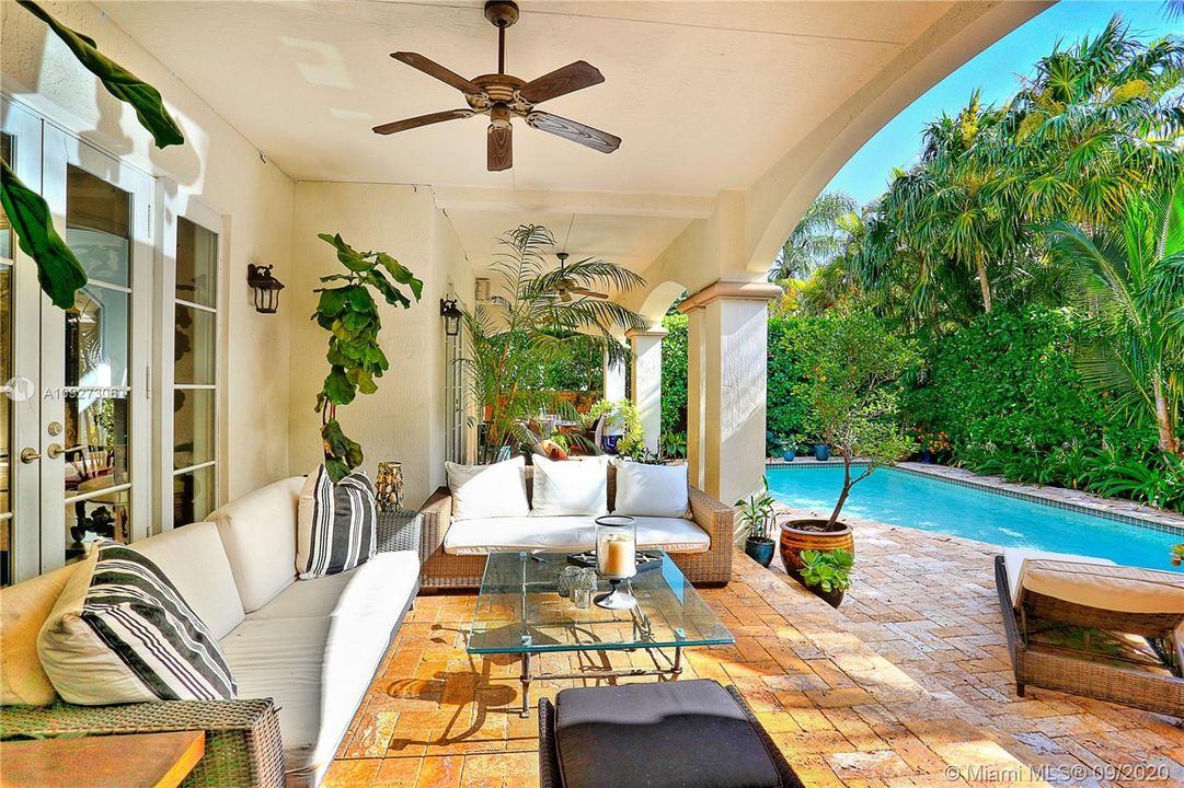 Vendido Recientemente: $2,375,000 (5 camas, 5 baños, 4285 Pies cuadrados)