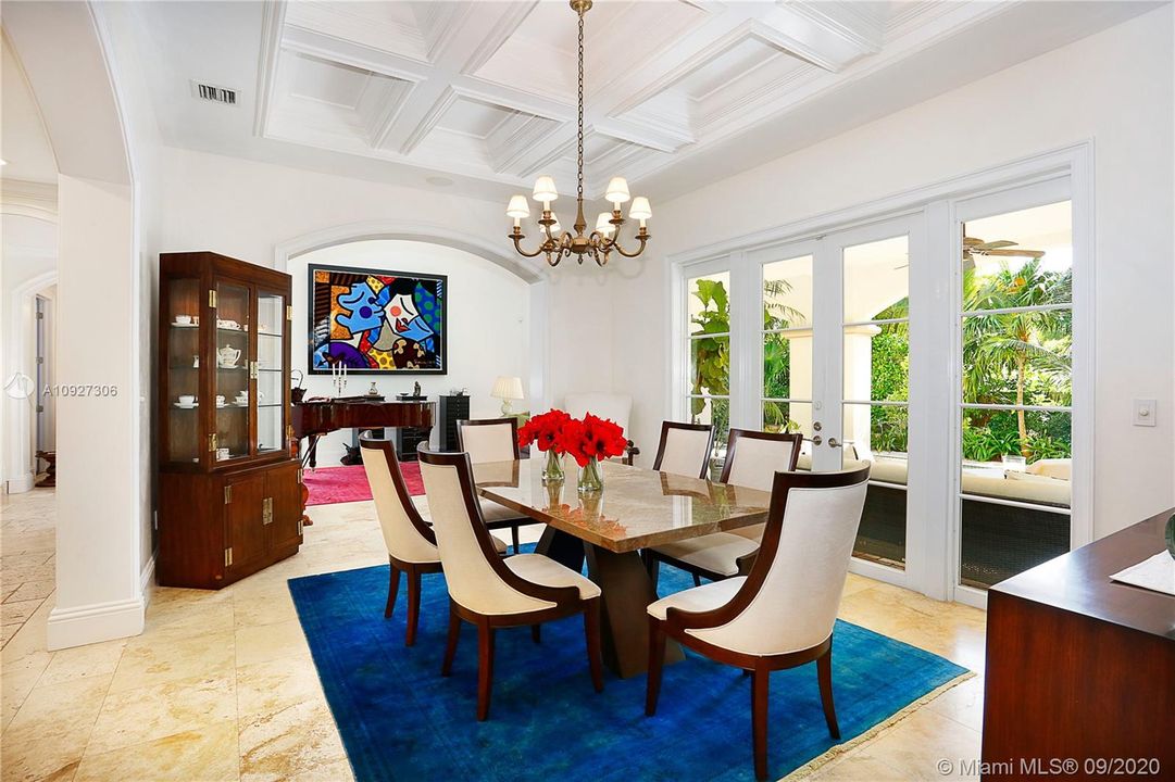 Vendido Recientemente: $2,375,000 (5 camas, 5 baños, 4285 Pies cuadrados)