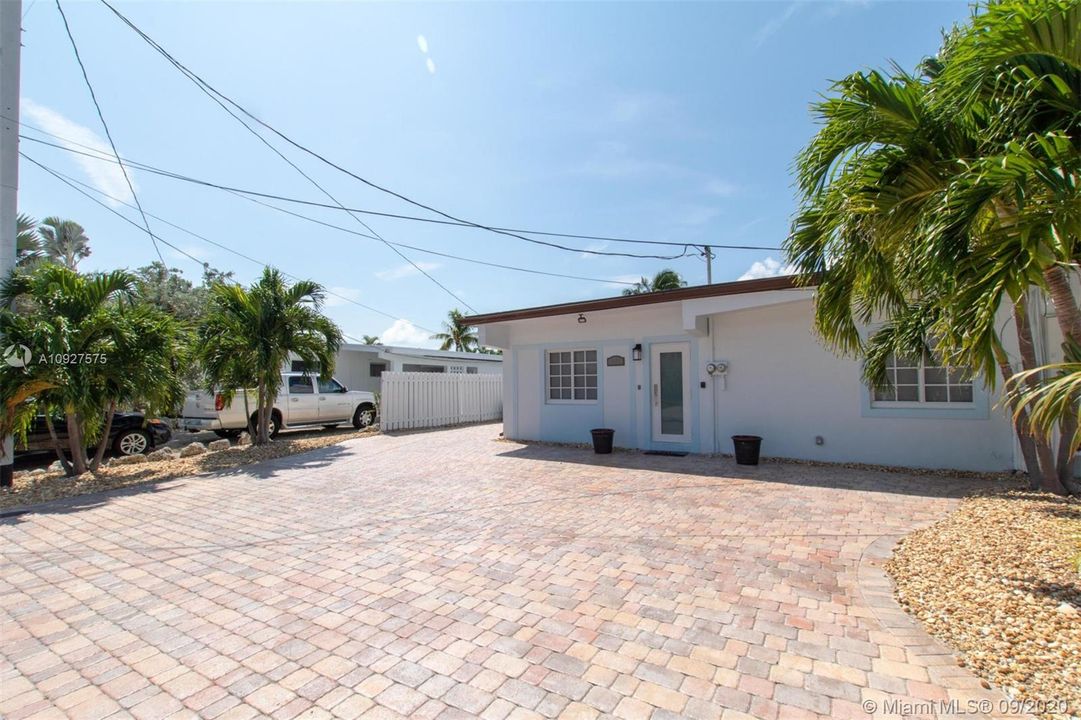 Recently Sold: $849,000 (3 beds, 3 baths, 1956 Square Feet)
