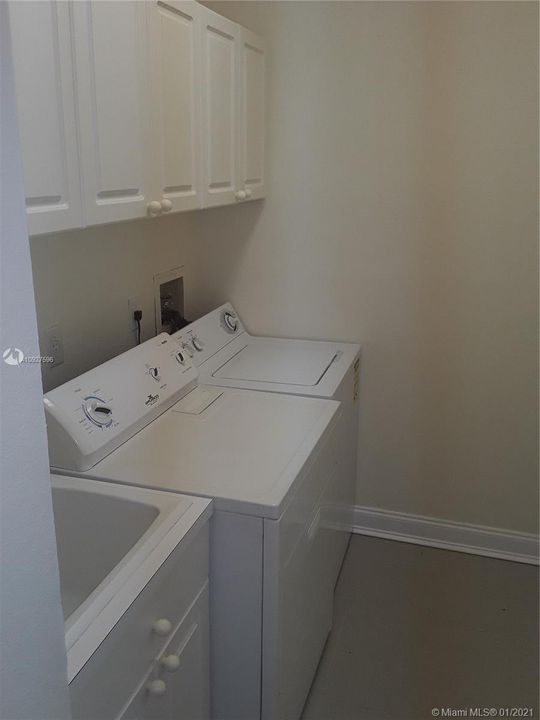 Recently Sold: $349,900 (3 beds, 2 baths, 2324 Square Feet)