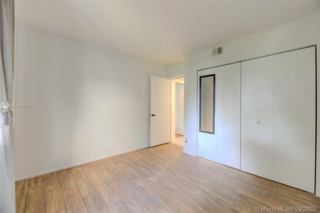 Vendido Recientemente: $160,000 (2 camas, 2 baños, 1160 Pies cuadrados)