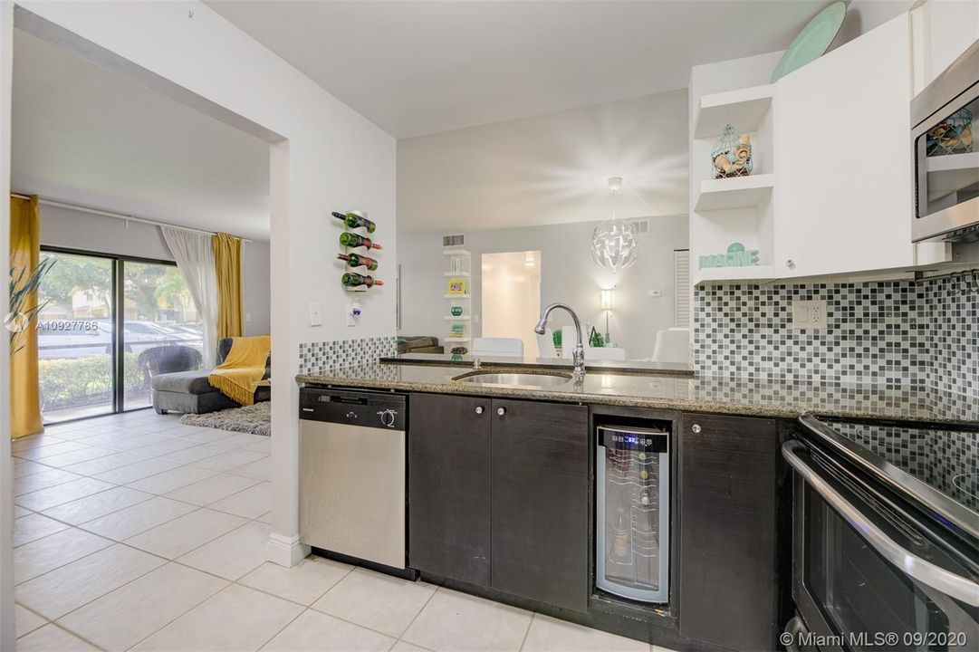 Vendido Recientemente: $160,000 (2 camas, 2 baños, 1160 Pies cuadrados)