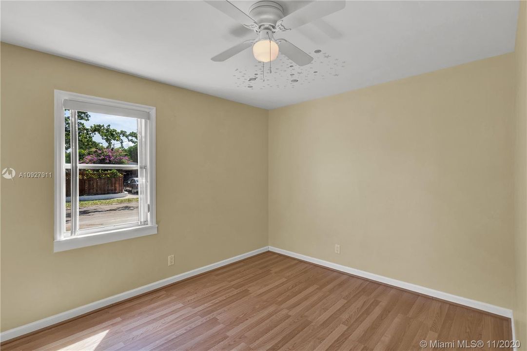 Recently Sold: $310,000 (3 beds, 2 baths, 1271 Square Feet)