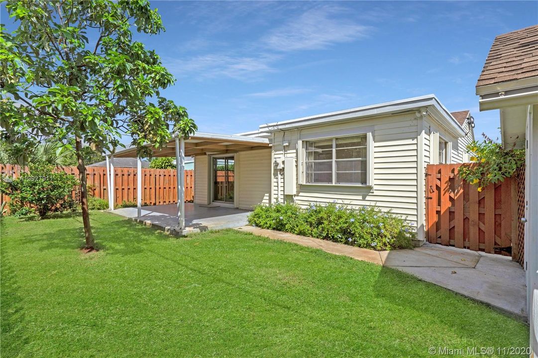 Recently Sold: $310,000 (3 beds, 2 baths, 1271 Square Feet)