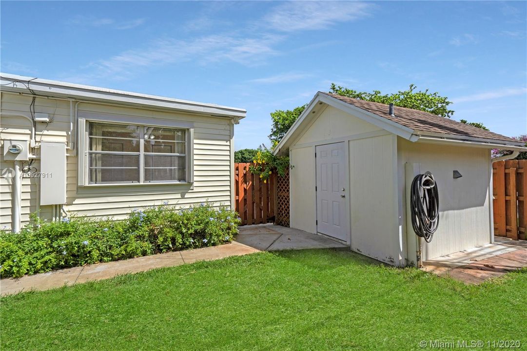 Recently Sold: $310,000 (3 beds, 2 baths, 1271 Square Feet)
