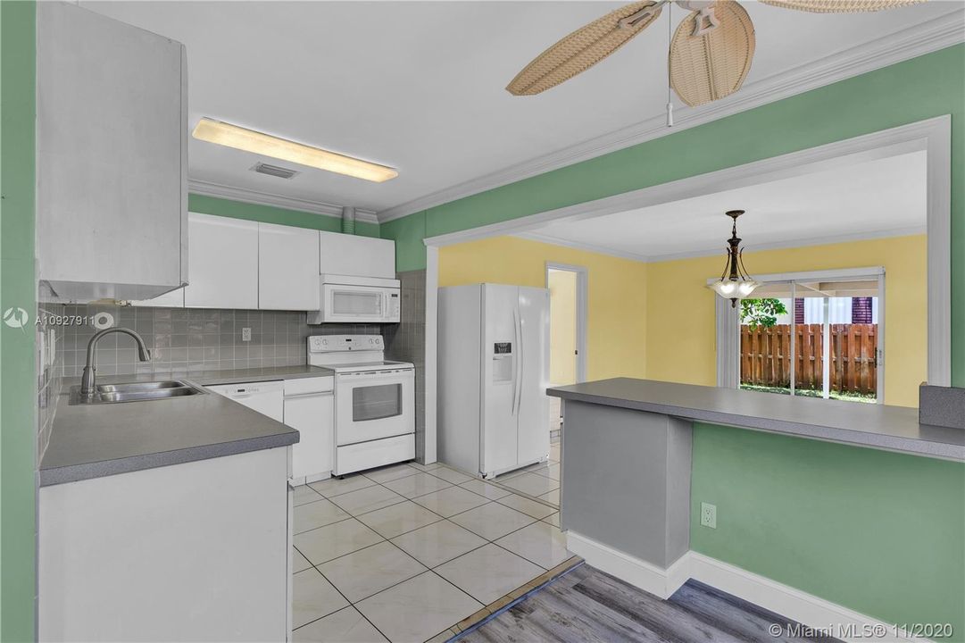 Recently Sold: $310,000 (3 beds, 2 baths, 1271 Square Feet)