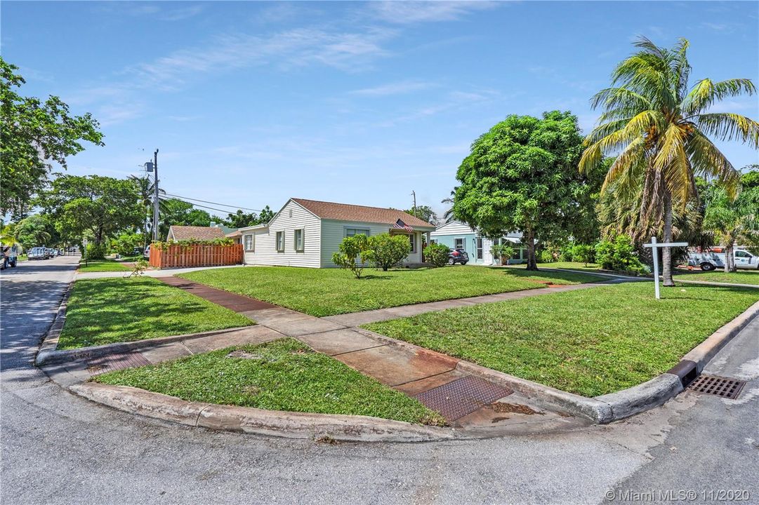 Recently Sold: $310,000 (3 beds, 2 baths, 1271 Square Feet)