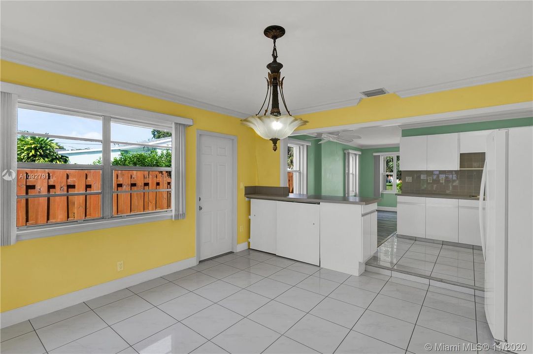 Recently Sold: $310,000 (3 beds, 2 baths, 1271 Square Feet)