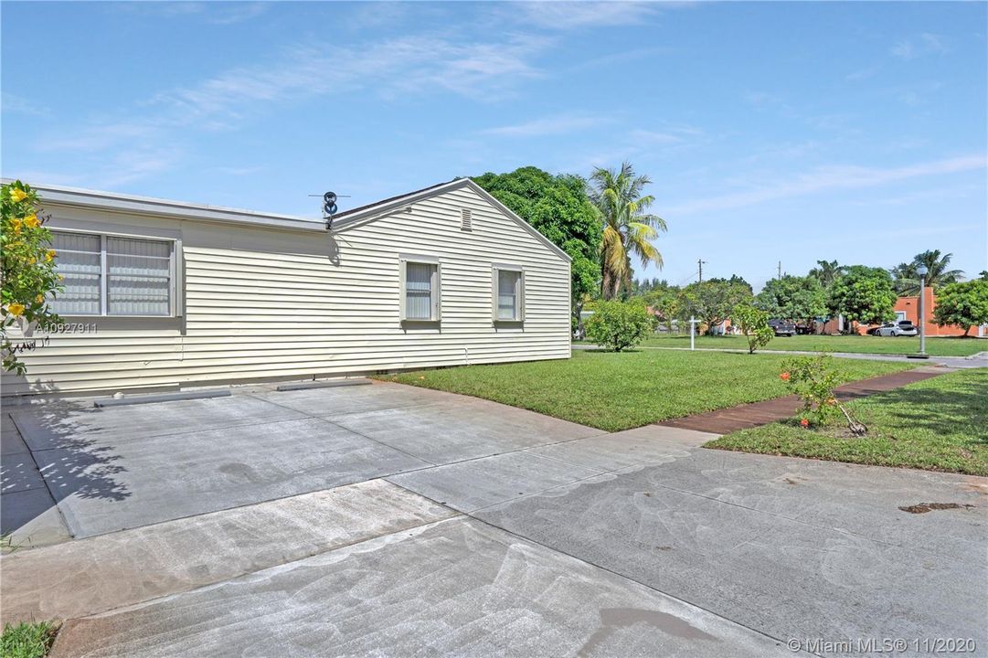 Recently Sold: $310,000 (3 beds, 2 baths, 1271 Square Feet)