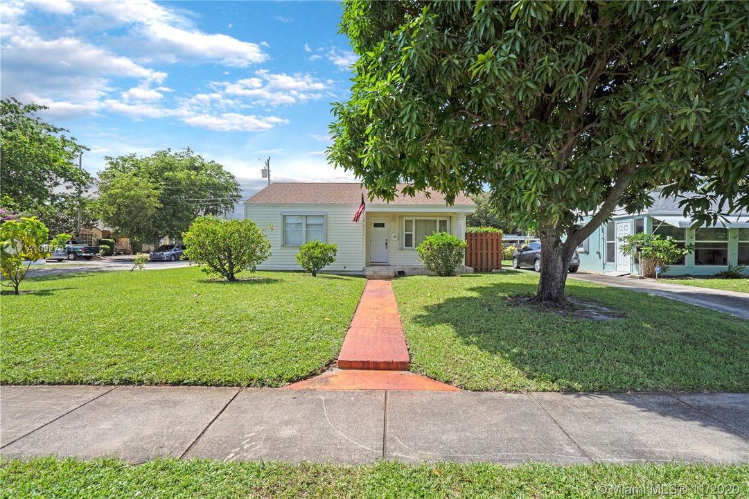 Recently Sold: $310,000 (3 beds, 2 baths, 1271 Square Feet)