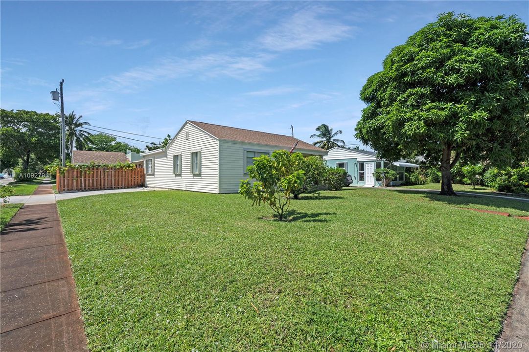 Recently Sold: $310,000 (3 beds, 2 baths, 1271 Square Feet)
