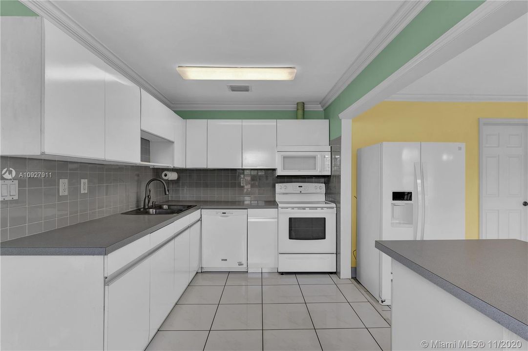 Recently Sold: $310,000 (3 beds, 2 baths, 1271 Square Feet)