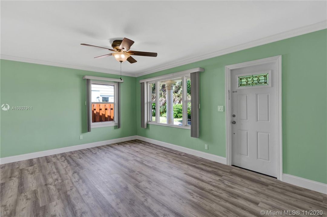 Recently Sold: $310,000 (3 beds, 2 baths, 1271 Square Feet)