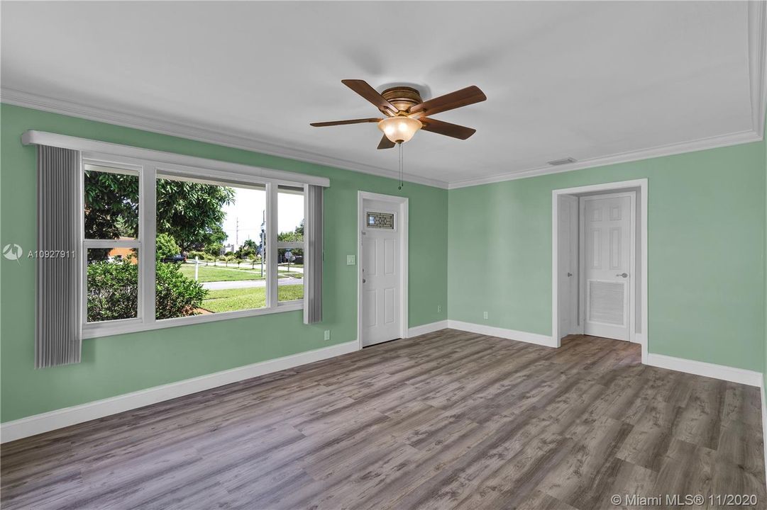 Recently Sold: $310,000 (3 beds, 2 baths, 1271 Square Feet)