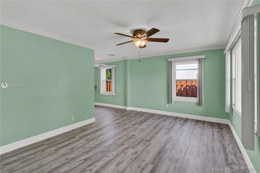 Recently Sold: $310,000 (3 beds, 2 baths, 1271 Square Feet)
