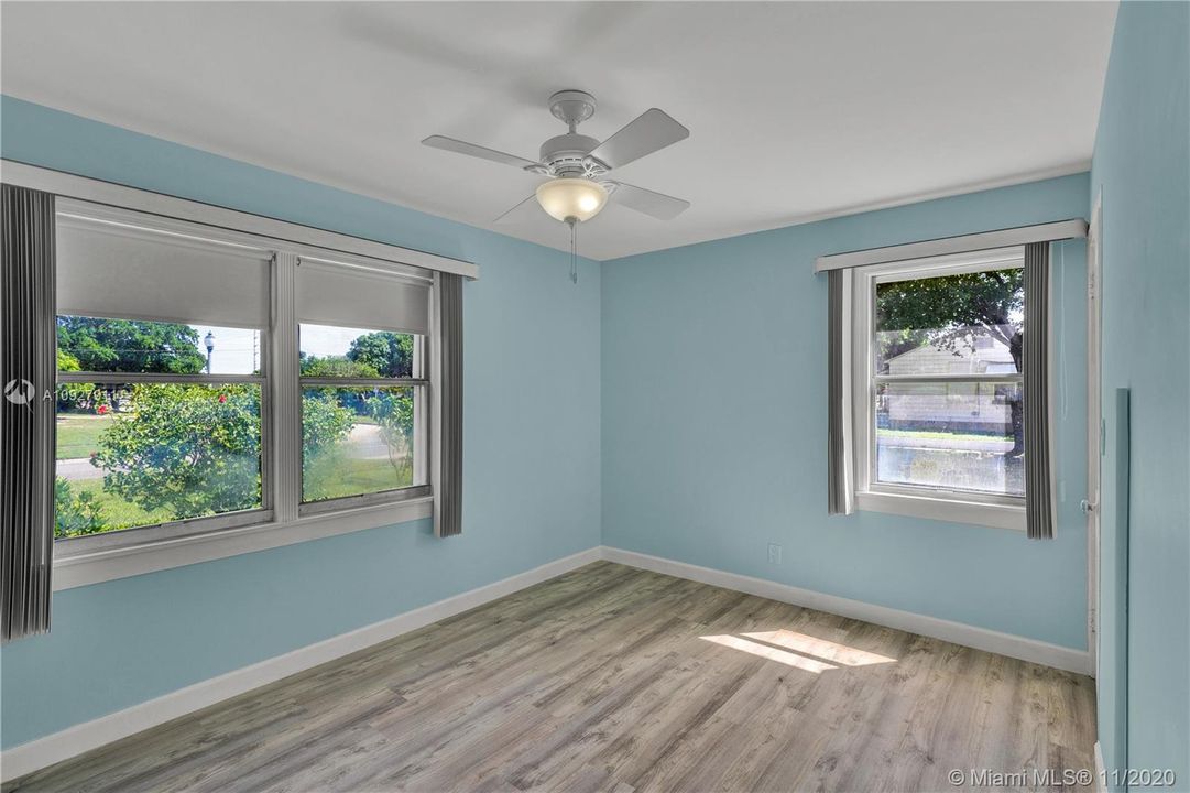 Recently Sold: $310,000 (3 beds, 2 baths, 1271 Square Feet)