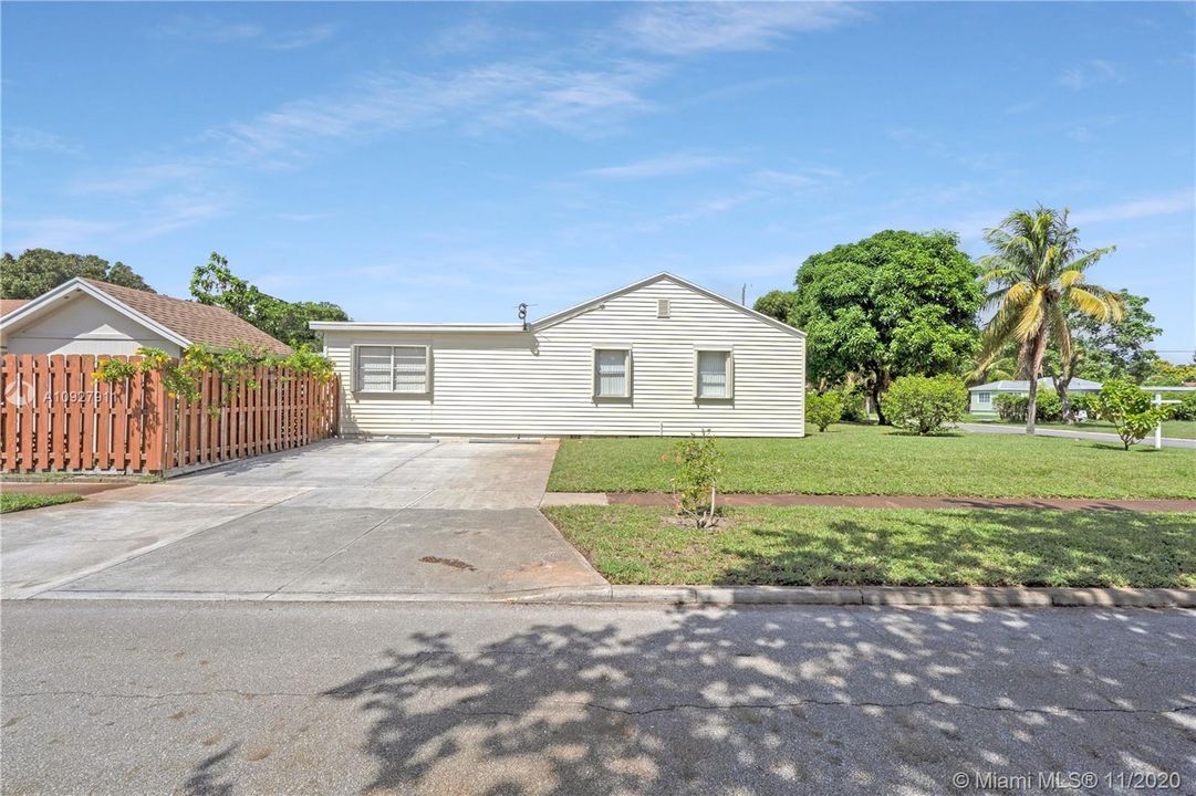 Recently Sold: $310,000 (3 beds, 2 baths, 1271 Square Feet)