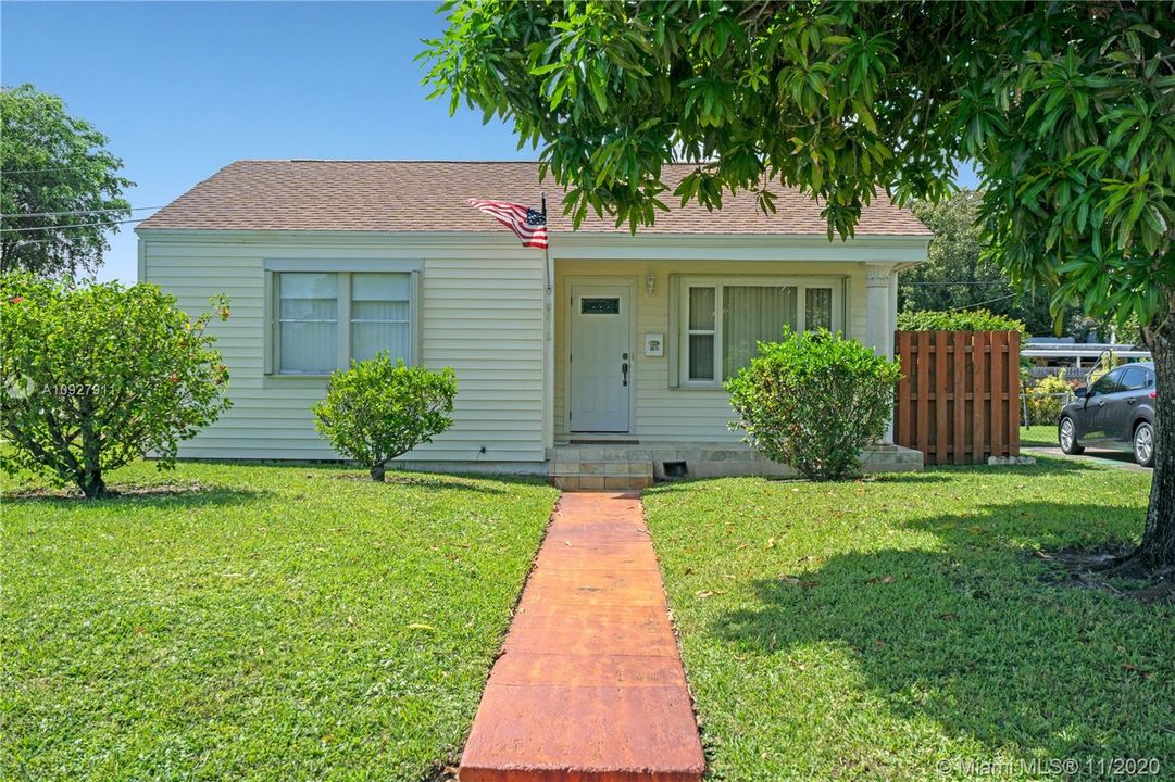 Recently Sold: $310,000 (3 beds, 2 baths, 1271 Square Feet)